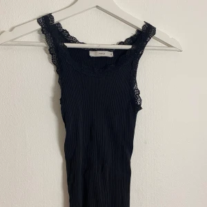 Svart spets linne - Svart spets linne som är stretchigt och i bra skick, använt några gånger och inga defekter jag säljer för 90 kr men pris kan diskuteras 