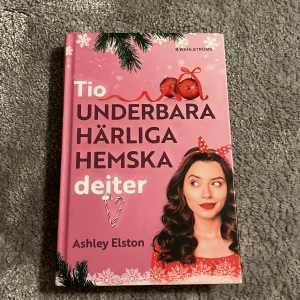 Tio underbara härliga hemska dejter - En charmig bok av Ashley Elston med en rosa omslag prydd med juldekorationer och en bild på en kvinna. Boken handlar om Sophie som kastar sig ut i dejtingdjungeln efter att ha blivit dumpad av sin pojkvän. Perfekt för den som gillar romantiska komedier med en julig twist.