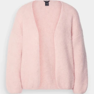 Rosa kofta från Lindex - Mysig rosa kofta från Lindex  i en fluffig och mjuk design.  Den är lite längre bara  Perfekt för kyliga dagar med sin öppna front och långa ärmar. Enkelt att matcha med olika outfits för en avslappnad look.