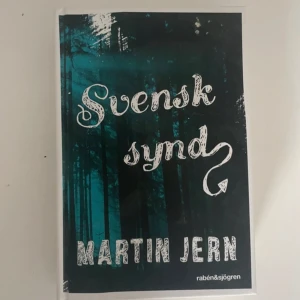 Svensk synd - Boken 'Svensk synd' av Martin Jern är en spännande thriller utgiven av Rabén & Sjögren. Omslaget har en mystisk skog i mörka toner med titeln i vit stiliserad text. Handlingen kretsar kring Otto och hans mamma som ständigt är på flykt, med en intensiv och gripande berättelse.
