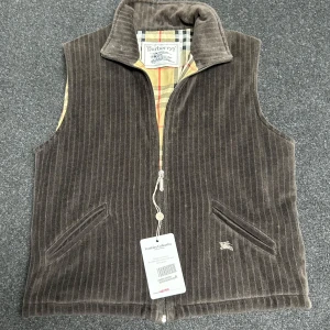 Burberry väst - Sjukt fet Burberry väst med mjuk utsida och Burberrys ikoniska mönster på insidan - Storlek M men passar S - Skick: 9/10 - Hör av dig vid fler frågor!