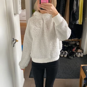 Vit huvtröja med dragkedja - Säljer denna supervarma tröja med luva❣️❣️
