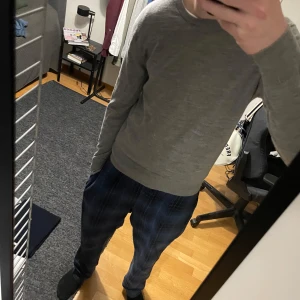 Merino ull pullovers - Tja! Säljer nu mina två feta merino ull tröjor i storlek S. Dom har dessvärre krympt i tvätten så sitter mer som xs. Dem är båda i felfritt skick och utan noppror. Jag på bilden är 180 och väger 65. En för 200 eller båda för 350