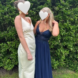 Marinblå balklänning - Intressekoll på min fina balklänning. Endast använd en gång, och är kemtvättad efter. Skriv till mig vid intresse. Nypris 2145kr