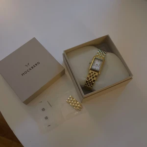 klocka från Mockberg - Aldrig använd. Lämnat in den i klock butik och förminskat bandet, kostade 300kr.  Klockan kostade 1599kr Helt ny, inga skador. Finns på fler sidor ‼️
