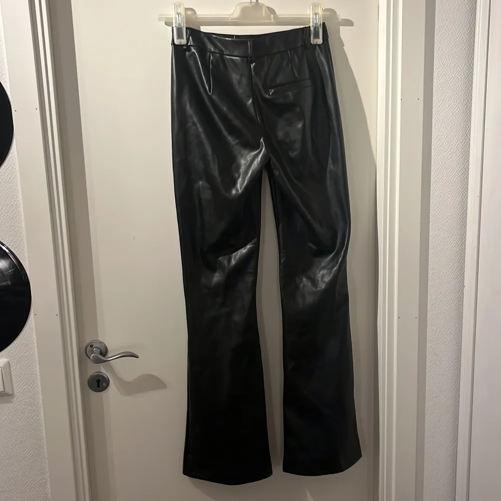 Snygga svarta skinnbyxor från ONLY i storlek XS. Byxorna är mid waist. På bild 3 kan man se att sömar har släpp som man lätt kan sy och fixa själv. Nypriset är 500kr. Farkut & Housut.