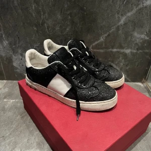 Valentino skor - Super snygga och unika skor ifrån valentino! De är i bra skick, lite slitna i sömmar och sula samt saknar 6 nitar. Däremot har jag 5 extra nitar att sätta på. Ingår box, dustbag och extra snören. Kontakta mig för mer info/bilder!🤍🫶🏽