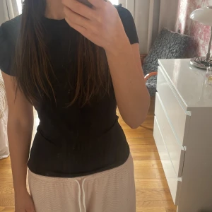 Svart t-shirt - Säljer en klassisk svart t-shirt i träningsmaterial  som sitter tight mot kroppeni storlek xs💗har aldrig använt.