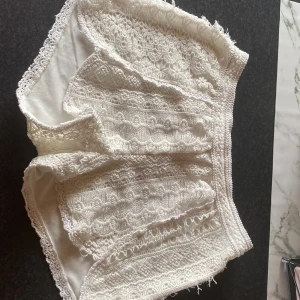 spets shorts - säljer dessa spets shorts ifrån lindex strl 146/152 men sitter som S för mig som har stora lår! super fina men tyvärr kommer dem inte till användning❤️ hör av er vid frågor eller bild på!