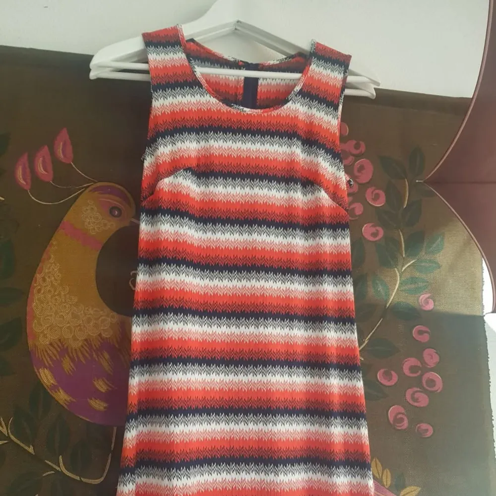 ❤Söt klänning från Figura❤ Made in Finland. Storleksmärkt 36. Äkta 70 tal! Uppskattar till XS/34 Modellen (syster) bär oftast storlek 36 Material, se bild. Ser oanvänd ut, som ny. Var bara en tråd som stack upp lite från en söm. Tyget är glansigt. Dragkedja rygg. Volang nertill. Ej strech. Längd: cirka 85 Armhåla armhåla: cirka 40, mer tyg mitt Midja: cirka 36 Stuss: cirka 44 Fler bilder finns . Mekot.