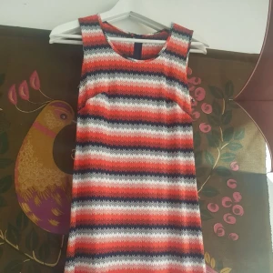 Klänning från 70 talet  - ❤Söt klänning från Figura❤  Made in Finland. Storleksmärkt 36.  Äkta 70 tal!  Uppskattar till XS/34  Modellen (syster) bär oftast storlek 36   Material, se bild.  Ser oanvänd ut, som ny. Var bara en tråd som stack upp lite från en söm. Tyget är glansigt. Dragkedja rygg. Volang nertill. Ej strech.   Längd: cirka 85 Armhåla armhåla: cirka 40, mer tyg mitt Midja: cirka 36 Stuss: cirka 44  Fler bilder finns 