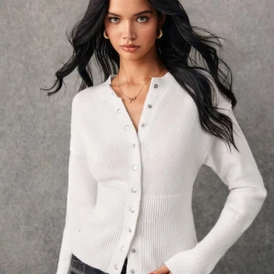 Vit kofta med knappar - Söt vit kofta/tröja med knappar framtill. Jättesöt och har bra material. Skriv till mig för frågor eller bilder❤️