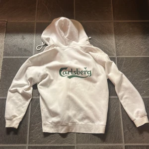Vit hoodie med Carlsberg-tryck - Säljer en vit hoodie från South West med Carlsberg-tryck på ryggen. Den är knappt använd !