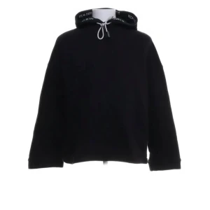 Svart hoodie från Palm Angels - Snygg svart hoodie från Palm Angels med justerbar dragsko i huvan. Perfekt för en stilren och avslappnad look. Märkesdetaljer på insidan av huvan ger en exklusiv touch.