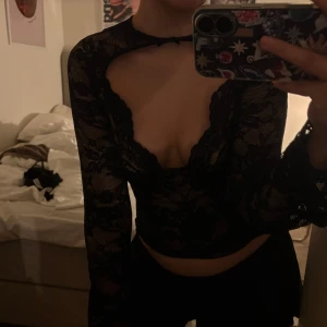 Fest topp - Spets fest topp köpt på vinted. Vet tyvärr inte märke då lappen var borta. Men as snygg, endast testad 🖤