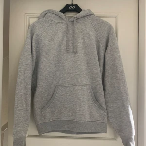 Hoodie - Jätteskön grå basic hoodie ifrån bikbok. Inga defekter!💞