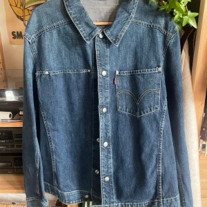 Levis jeansjacka - Jacka i Denim från Levis.  Perfekt skick.  Storlek L, passar 180cm bra