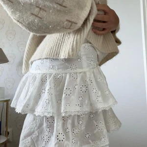 Kol - Superfin vit blommig broderad kjol 