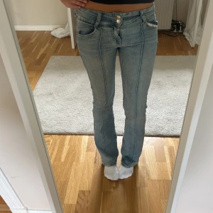 Lowwaist bootcut jeans - Blåa jeans från bershka. Passar på xs-s