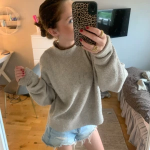 Other Stories tröja  - söt stickad tröja ifrån other stories, ganska nopprig och välanvänd men fortfarande väldigt fin!! 