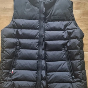 Tommy Hilfiger väst *Aldrig använd* - Nyskick Tommy Hilfiger väst. Aldrig använd. Inköpt för 2300.