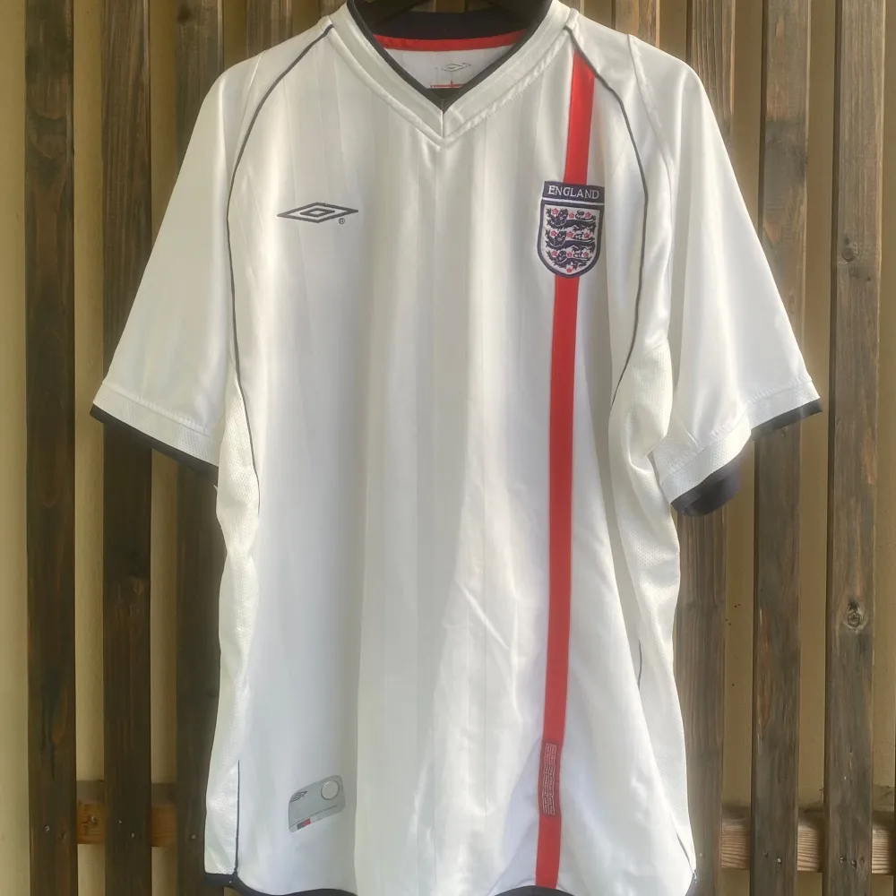 Äkta landslagströja från England 01/02. Använd men i bra skick, inga fläckar, bara slitage på ”umbro”.  Storlek XL, men sitter snyggt nedstoppat på mig som har medium/large. Pris: 599. Sportswear.