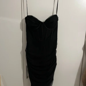 Svart korsettklänning  - Jättefin klänning som sitter som en smäck. Endast använd en gång vid ett speciellt tillfälle