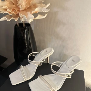 Klackskor vita  - Säljer nu mina snygga och bekväma vita klackar ifrån Zara. Passar perfekt till festligare utgångar men även till en vanlig dag. 💕😊 Jag tror inte att dessa finns och köpa på zara längre. Nypris: 400 kr 