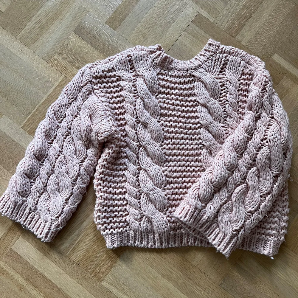 Super fin och skön stickad tröja från NAKD, slutsåld på hemsidan💗 storlek xxs/xs men den är oversize i modellen så passar även s/m beroende på hur man vill att den ska sitta! Använd fåtal gånger så i väldigt fint skick💗. Neuleet.