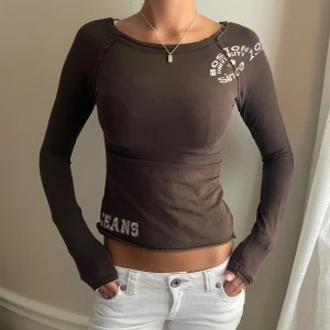 Jättecool långärmad topp med tryck - Så snygg och sitter tajt. Jag brukar ha storlek xs i toppar. 