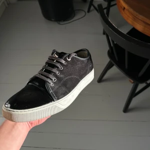 Lanvins - Svarta lanvins Skicket är 9/10! Bara använda i en månad. Storlek uk 8 (passar 42/43)  Box och allt följer med, kvitto finns också.  Nypris 4999kr men säljer för 2650kr! 