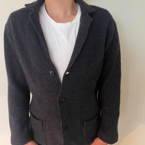 Kavaj från bruun & stengade  - Tjenare, Säljer min kavaj från bruun & stengade i storlek L. Skick är 9,5/10, använd 1-2 gånger. Modellen är 175cm och väger 65kg👍🏼