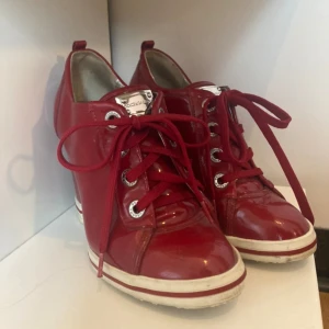 Klackskor  - Klacken är 10 cm hög. De är i okej skick, dem har några små repor och fläckar. Dock är de inte så synliga om man inte kollar nära. 