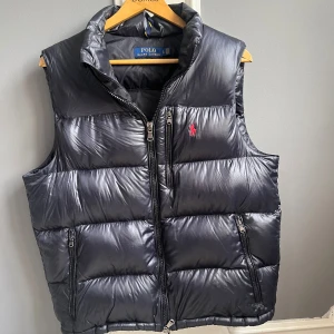 Ralph Lauren Väst - Säljer min Ralph Lauren väst i storlek Large men passar som L/M. Den är inte mycket använd. Priset kan sänkas vid snabb affär  Nypris på denna är 4000kr