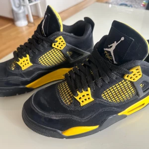 Jordan Force Yellow Thunder - Jordan Force Yellow Thunder stl 40,5. Köpta på Soleplus i Stockholm, nypris 4200kr. Skorna har inga skador och är i fint skick.  Finns i Beckomberga, Bromma 