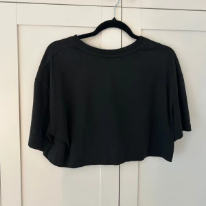 T-shitt - Super söt cropad t-shorts från zara endast provad på. Storlek M