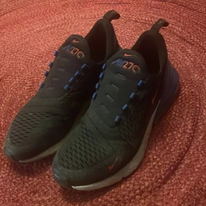 Nike air Max 270 - Säljer mina Nike air Max för att de inte passar längre. Har använt dom mycket därför säljer jag dom för bra billigt pris. Nypris är cirka 1500. Jag har tagit av snörena men de finns att sätta på. Storleken är 42,5. Skriv för mer info.