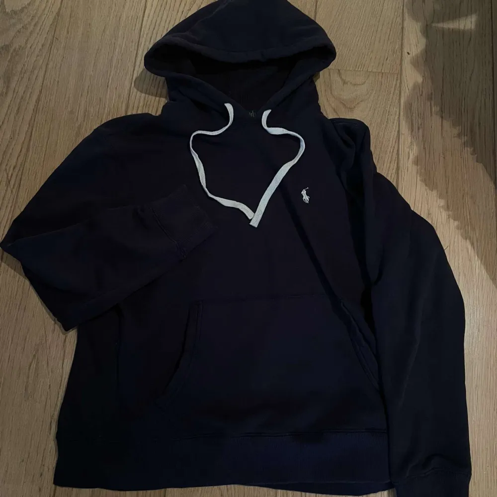 Riktigt skön tröja men tyvärr är den inte min stil längre.. den har inte kommit till användning 👌dm vid mer frågor🤝🤝❤️. Hoodies.