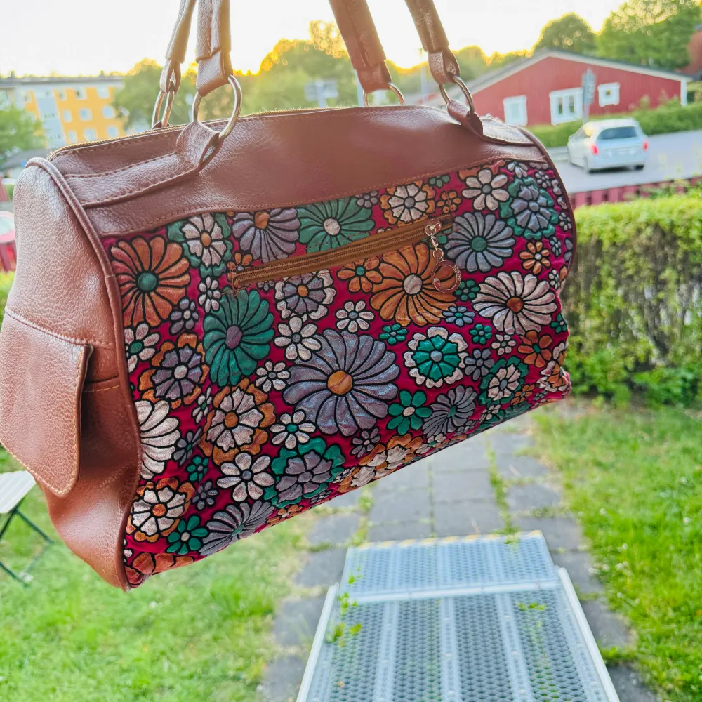 Unik och Stilfull Damväska i Läder och Tyg. Unik och Stilfull Damväska i Läder och Tyg Upptäck elegansen med denna exklusiva damväska, noggrant handgjord i en perfekt kombination av högkvalitativt läder och vackert tyg. Väskans unika design gör den . Laukut & Käsilaukut.