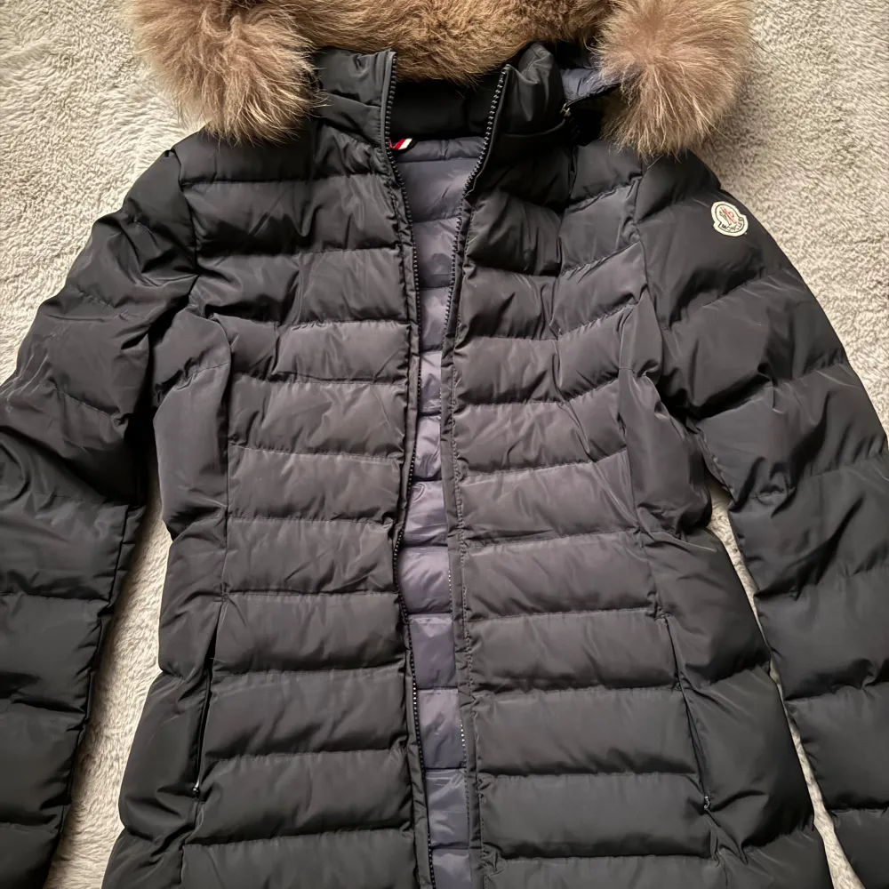 Säljer min moncler jacka som jag köpte för 11000kr.  Den  är bra stick och använd per gånger  förra vintern. Priset är 7000kr💓. Jackor.