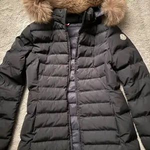 Säljer min moncler jacka som jag köpte för 11000kr.  Den  är bra stick och använd per gånger  förra vintern. Priset är 7000kr💓