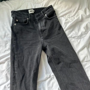 Jeans med slits - Från lager 157 Använt endast en gång! Skriv vid intresse  Pris kan diskuteras 