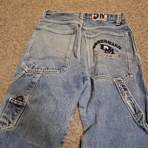 Coola jeans - Coola jeans med tryck på fickan. Dom är i bra skick med bara lite skada på benen. Dom är i skater stilen. Skriv om det finns frågor!♡