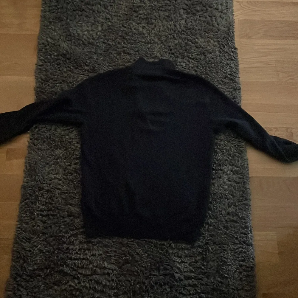 Riktig snygg quarter zip från Ralph lauren perfekt till hösten. Mitt pris 570kr nytt pris 2200kr. Vid snabb affär går pris att diskuteras. Hoodies.