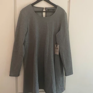 Klänning - Grå kostym klänning. Oanvänd med prislapp kvar.