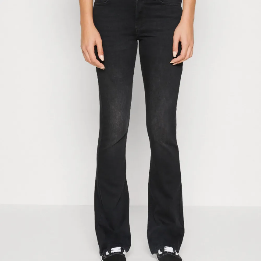 Säljer ett par svarta flared jeans från ONLY i storlek S då de tyvärr är för små för mig. Nypris är 549kr. . Jeans & Byxor.