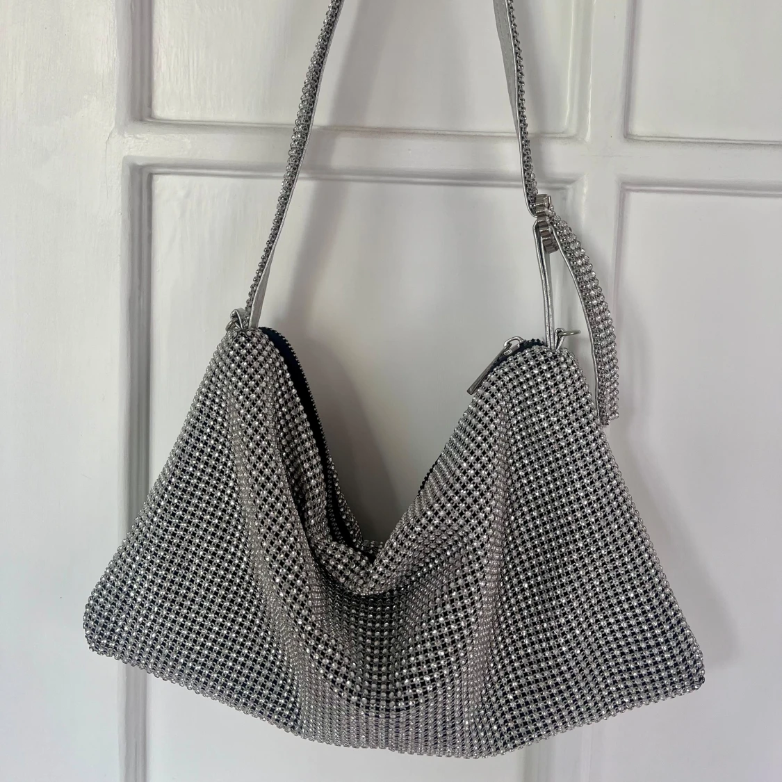 Väska i silverfärgad strass