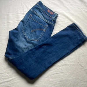 DONDUP GEORGE  - Tjena, säljer ett par Dondup George i en riktigt fet mörkblå färg med lite fade i storlek 33 men sitter mer som 31. Byxorna är i riktigt bra skick! Tveka inte på att höra av dig vid frågor. Priset är inte hugget i sten!!!