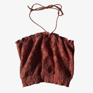 Halterneck topp i spets - Söt halterneck topp i spets som jag säljer pga att den inte kommer till användning. Den kommer från hm och är endast använd vid få tillfällen. Skriv vid funderingar!