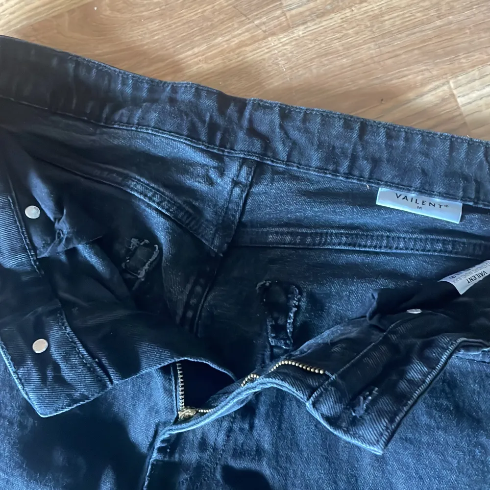 Säljer ett par svarta jeans från Vailent. De är 10/10 och aldrig använda och luktar fortfarande butik. nypris 800. kom pm så tar vi det därifrån!. Farkut & Housut.